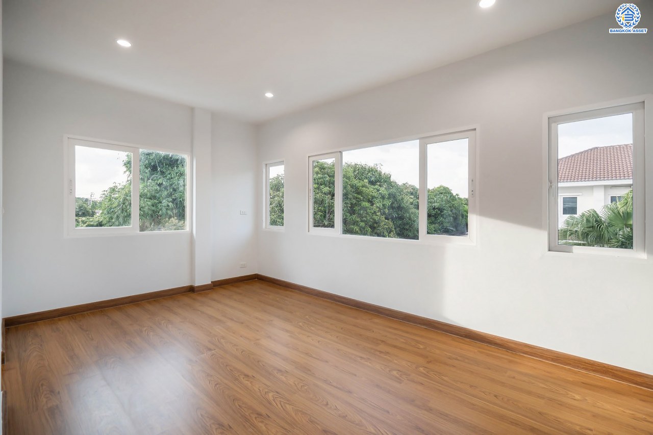 บ้านมือสองตกแต่งใหม่ แบรนด์ Q.House โครงการ คาซ่าแกรนด์ รัตนาธิเบศร์-ราชพฤกษ์ หลังมุม เนื้อที่ 87.5 ตร.ว. ฟังก์ชัน 3 ห้องนอน 4 ห้องน้ำ จอดรถได้ 2 คัน พร้อม Facilities ครบครัน บนทำเลเดินทางสะดวก ติดถนนราชพฤกษ์ ใกล้เซ็นทรัลเวสต์เกต และรถไฟฟ้าสายสีม่วง "สถานีบางรักใหญ่"